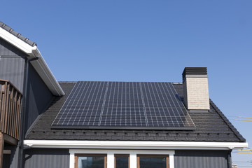 住宅　煙突のある家　設備　ソーラーパネル　施工例　屋根