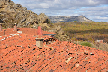 tejado rústico en otoño © uzkiland