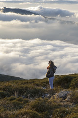 Obraz premium Mujer mirando al futuro con optimismo en un paisaje idílico. 