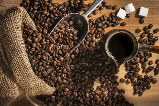 caffettiera con sacco di iuta e chicchi di caff&egrave; tostato, 