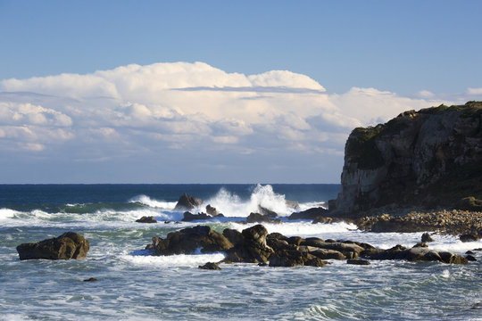 海の岩と波