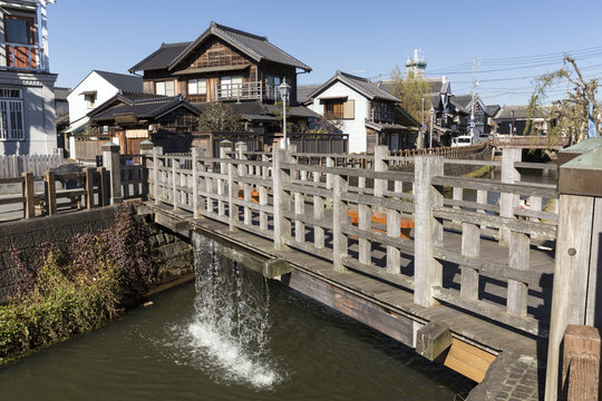 佐原の町並みと水が流れ落ちる樋橋