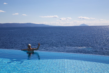 Baden im Infinity Pool