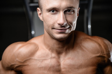 Obraz premium Handsome fitness model train in the gym gain muscle