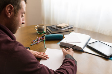 Hombre joven estudiando en un despacho