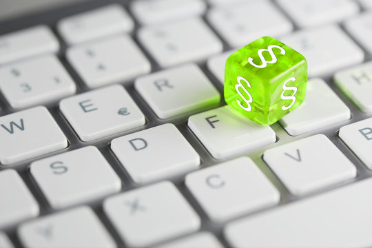 Grün farbener / grüner Würfel mit Paragraph Zeichen auf Tastatur