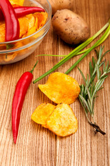 Чипсы в миске на столе