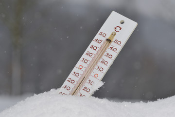 Thermometer im Schnee