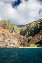 Blick vom Meer aus auf die berühmte Na Pali Coast an der Nordostküste von Kauai, Hawaii, USA.