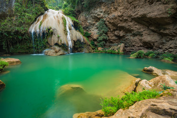 Obraz premium Gor Luang waterfall is located in Mae Ping national park, Li district, Lamphun province of Thailand. The water here has a very clear and beautiful emerald color.