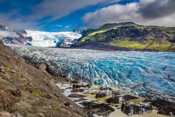 Foto auf Acrylglas Gletscher Blue glacier and green mountains in Iceland in summer