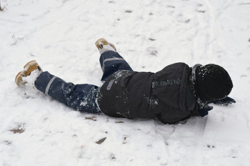 Junge im Schnee