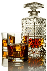 Виски в графине и бокалах. Лед в бокалах.