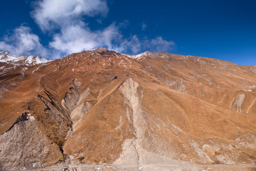 Kaukaz - Gruzja w zimowej szacie. Caucassus mountains in Georgia.