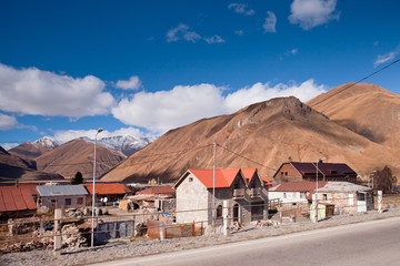 Kaukaz - Gruzja w zimowej szacie. Caucassus mountains in Georgia. © rogozinski