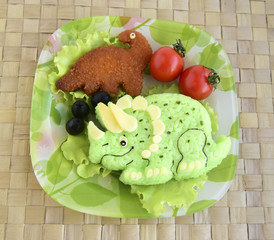 Динозавр сделан из риса. Kyaraben, bento. Творческая еда для детей.