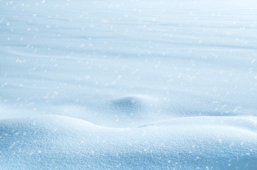 Obraz premium Natural winter background with snow drifts and falling snow