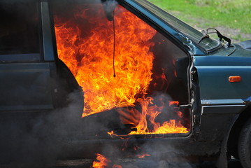 Płonący fragment samochodu © Grzegorz Lenkiewicz