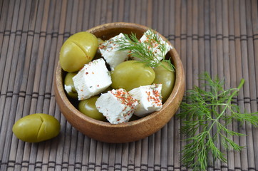 Kahvaltılık beyaz peynir ve çizik yeşil zeytin