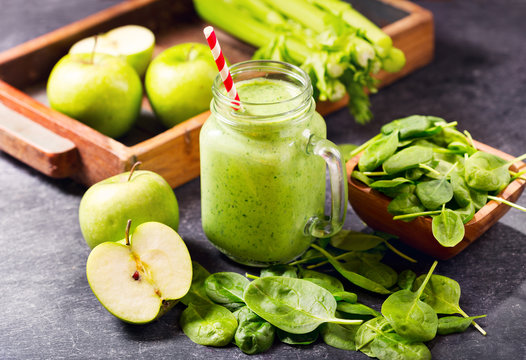  green juice smoothie with spinach, apple and celery