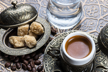 Кофе сваренный  в турке с тростниковым сахаром, кофейными зернами и питьевой водой на блюде