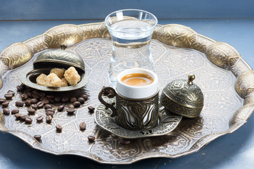 Кофе сваренный  в турке с тростниковым сахаром, кофейными зернами и питьевой водой на блюде