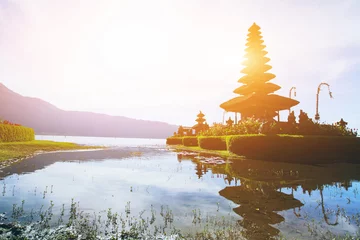 Tuinposter Tempel tempel Pura Ulun Danu Bratan aan het meer in Bali, Indonesië