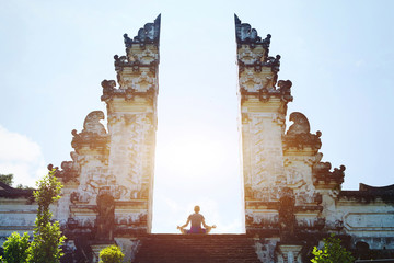 yoga op Bali, meditatie in de tempel, spiritualiteit en verlichting
