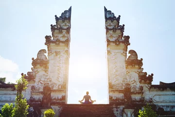 Poster yoga op Bali, meditatie in de tempel, spiritualiteit en verlichting © Song_about_summer