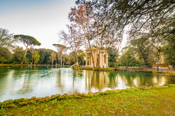 Fototapeta premium lake with roman building in park