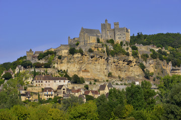 Fototapeta na wymiar Gros plan sur Beynac-et-Cazenac ( 24220) avec son château, département de la Dordogne en région Nouvelle-Aquitaine, France