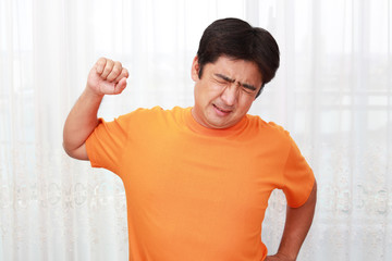 肩痛を訴える男性
