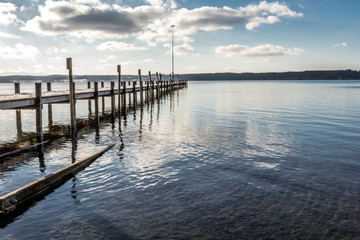 Fototapeta premium Pokryte śniegiem molo w jeziorze Starnberg