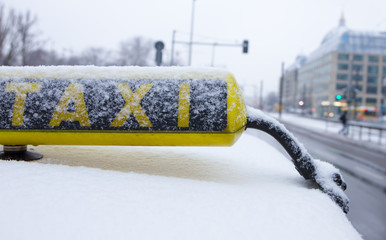 im Winter wartet ein Taxi auf Fahrgäste