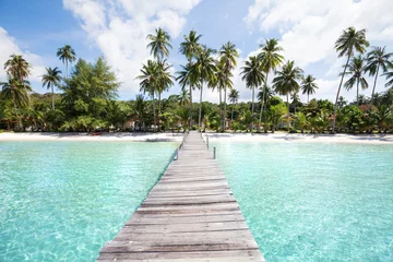 Foto auf Acrylglas Tropischer Strand Paradiesstrand mit türkisfarbenem Wasser, Holzsteg und tropischen Palmen, Sommerurlaub in Thailand, Koh Kood