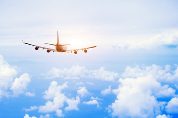 Obraz premium latać samolotem na niebie, międzynarodowy lot pasażerski, tło koncepcja podróży