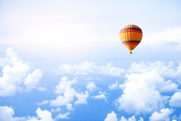 concept de rêve ou de voyage, voler dans le ciel en montgolfière
