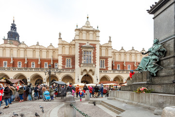 Obraz premium Fair in KRAKOW. Main Market Square and Sukiennice in the evening.