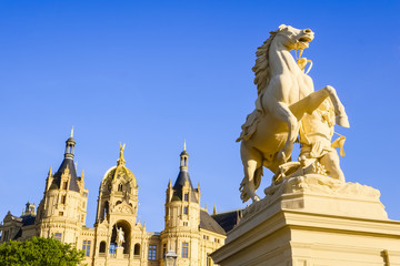 Fototapeta premium Rossebändiger vor Schloss Schwerin, Mecklenburg-Vorpommern, Deutschland