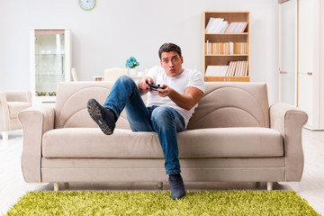 Man addicted to computer games © Elnur