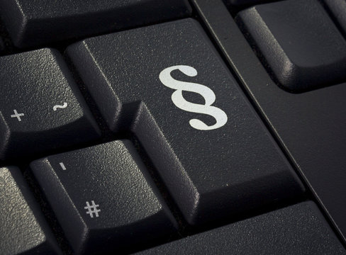 Keyboard with return key in the shape of a paragraph symbol.(ser