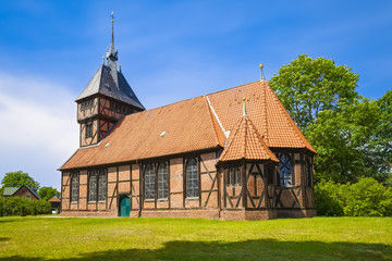 Fototapeta na wymiar Fachwerkkirche Tripkau, Amt Neuhaus, Niedersachsen, Deutschland