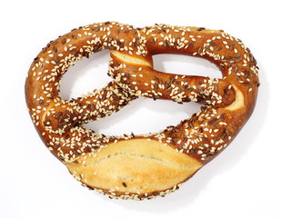 Brezel mit Sesam und Leinsamen bestreut