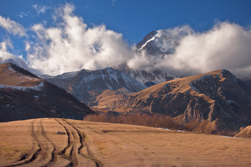 Fototapeta premium Kaukaz - Gruzja w zimowej szacie. Caucassus mountains in Georgia.