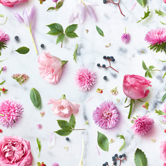 Seamless wallpaper pattern of pink flowers