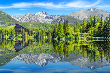 Lac de montagne Strbske pleso dans le parc national des Hautes Tatras, Slovaquie, Europe