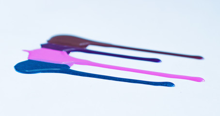 Лак для ногтей течет