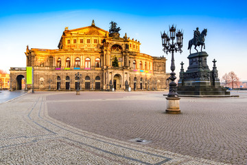 Fototapeta na wymiar Semperoper, Opera in Dresden, Germany