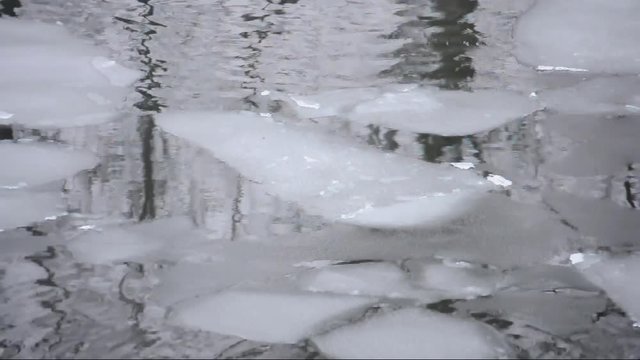 vorbeitreibende Eisschollen auf einem Flu&szlig; an einem tr&uuml;ben Wintertag
