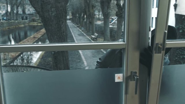Einbrecher knacken haust&uuml;re und brechen ein